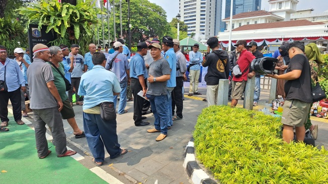 Demo sopir angkot M44 di depan Balai Kota DKI Jakarta. [Suara.com/Adiyoga]