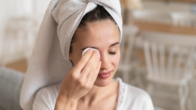 Urutan Pemakaian Cleansing Balm, Facial Wash, dan Toner yang Benar
