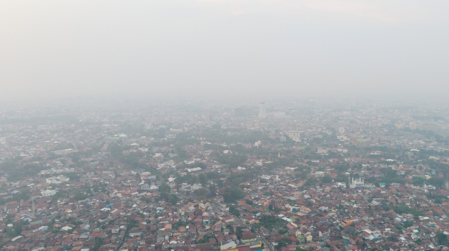 Foto udara kawasan padat penduduk yang diselimuti kabut asap di Palembang, Sumatera Selatan, Rabu (5/8/2026). [ANTARA FOTO/Nova Wahyudi/foc]
