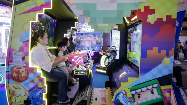 Pengunjung mencoba salah satu wahana permainan pada Fun Asia Expo 2026 di JIExpo Kemayoran, Jakarta, Kamis (6/8/2026). [Suara.com/Alfian Winanto]