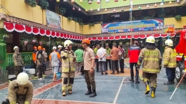 Gudang penyimpanan buku dan alat musik tradisional milik SDN 04 Srengseng Sawah, Jagakarsa, terbakar pada Kamis (6/8/2026) siang. (foto dok ist)