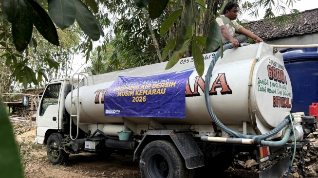 Proses dropping air bersih musim kemarau 2026 di Karangwuni. (Dok: BBWS Serayu Opak)