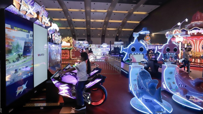 Pengunjung mencoba salah satu wahana permainan pada Fun Asia Expo 2026 di JIExpo Kemayoran, Jakarta, Kamis (6/8/2026). [Suara.com/Alfian Winanto]