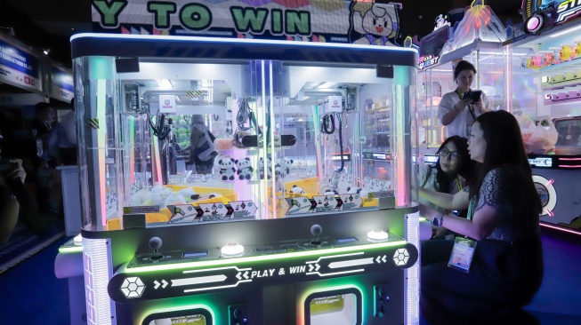 Pengunjung mencoba salah satu wahana permainan pada Fun Asia Expo 2026 di JIExpo Kemayoran, Jakarta, Kamis (6/8/2026). [Suara.com/Alfian Winanto]