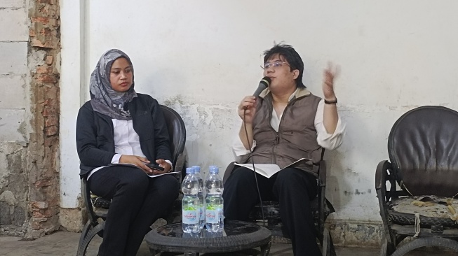 Peneliti CELIOS, Bara Setiadi (kanan) saat diskusi di Jakarta, Kamis (6/8/2026). (Suara.com/Alif Bintang)