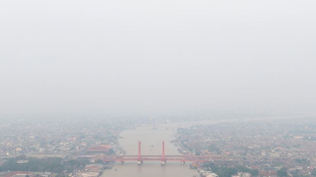 Foto udara Jembatan Ampera yang diselimuti kabut asap di Palembang, Sumatera Selatan, Rabu (5/8/2026). [ANTARA FOTO/Nova Wahyudi/foc]