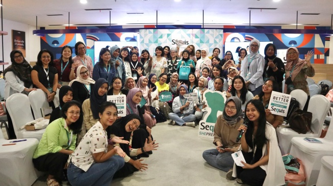 Peserta, narasumber, dan tim Sequis Life berfoto bersama usai sesi ketiga Sequis SHEPRENEUR Learning Series. [handout] 