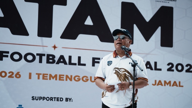 Fary Djemy saat memberikan kata sambutan (Media Batam Prime International Grassroot Football Festival 2026)