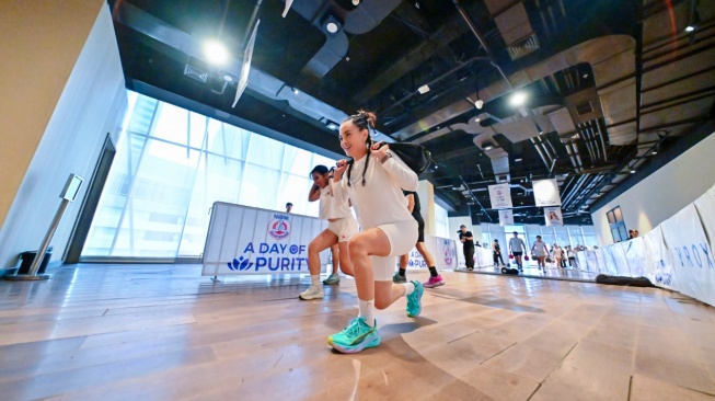 Ririn Ekawati memandu olahraga HYROX dalam ajang A Day of Purity 2026 di SCBD. Tren workout intens ini makin populer di kalangan anak muda Jakarta. [Dok. Istimewa]