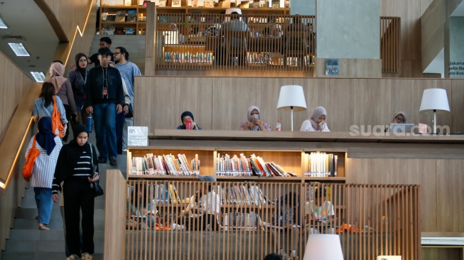 Pengunjung memilih buku yang akan dibaca di Perpustakaan Taman Ismail Marzuki, Jakarta, Jumat (7/8/2026). [Suara.com/Alfian Winanto]
