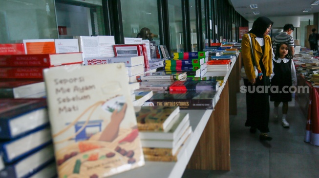 Pengunjung memilih buku yang akan dibaca di Perpustakaan Taman Ismail Marzuki, Jakarta, Jumat (7/8/2026). [Suara.com/Alfian Winanto]

