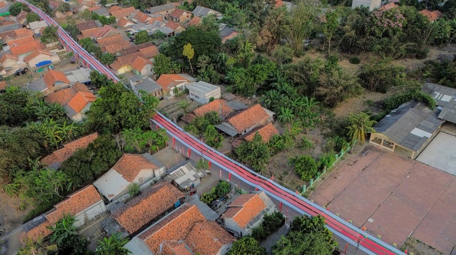 Foto udara bendera Merah Putih yang terbentang di Kampung Peundeuy Timur, Desa Karang Satu, Kecamatan Karangbahagia, Kabupaten Bekasi, Jawa Barat, Kamis (6/8/2026). [ANTARA FOTO/Darryl Ramadhan/kye]