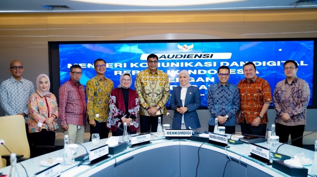 Menkomdigi, Meutya Hafid - President Director and Chief Executive Officer IOH, Vikram Sinha (tengah) dalam meresmikan AI Factory terbesar di ASEAN, Zankore by Indosat di Jakarta, Jumat (7/8/2026). [Komdigi]