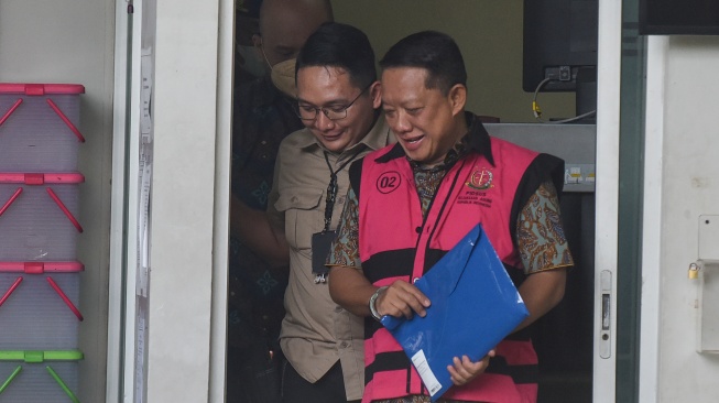 Tersangka yang merupakan mantan Jaksa Agung Muda Tindak Pidana Khusus (Jampidsus) Febrie Adriansyah (kanan) berjalan menuju mobil tahanan di Rutan Cabang KPK, Jakarta, Jumat (7/8/2026). [ANTARA FOTO/Indrianto Eko Suwarso/YU]