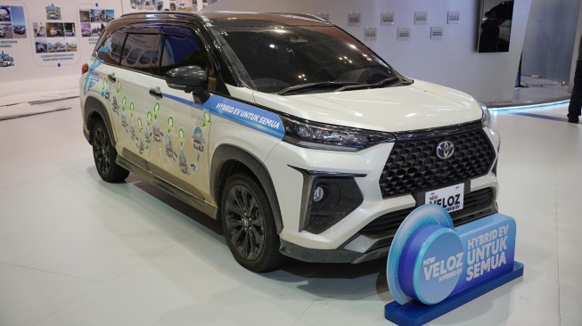 Veloz Hybrid EV Lintas Nusa 2.0 yang dipamerkan di booth Toyota GIIAS 2026. (Foto: TAM)