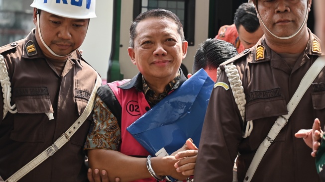 Tersangka kasus dugaan Tindak Pidana Pencucian Uang (TPPU) Febrie Adriansyah (tengah) saat tiba di Gedung Utama Kejaksaan Agung, Jakarta, Jumat (7/8/2026). [ANTARA FOTO/Fakhri Hermansyah/YU]