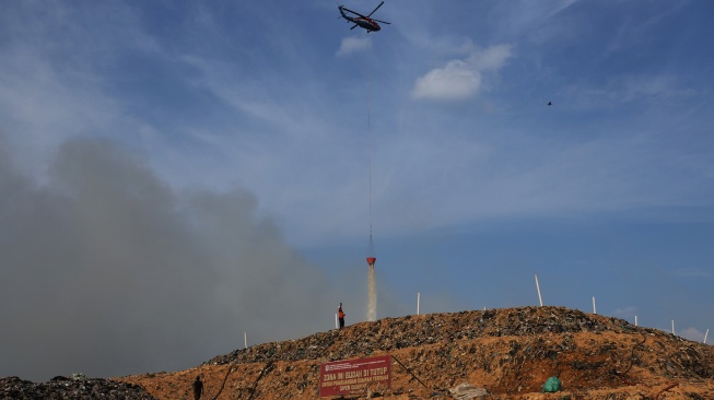 Helikopter Sikorsky UH-60L beregistrasi VH-L6T milik BNPB menumpahkan air untuk memadamkan kebakaran di Tempat Pembuangan Akhir (TPA) Rasau Jaya di Kabupaten Kubu Raya, Kalimantan Barat, Kamis (6/8/2026). [ANTARA FOTO/Jessica Wuysang/kye]