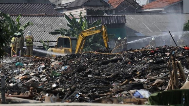 Penimbun Sampah Ilegal Kramat Jati Didenda Rp 15 Juta