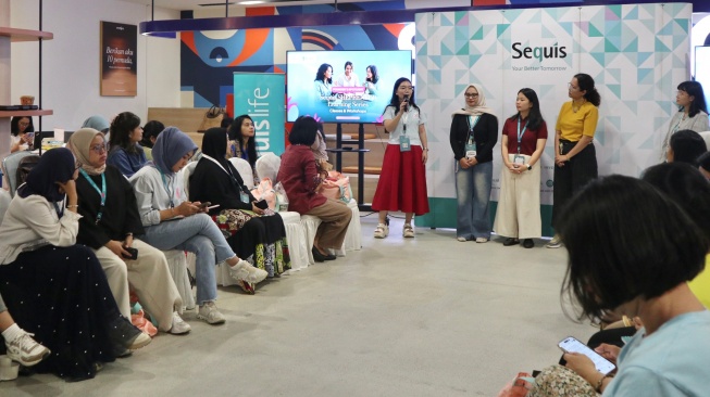Peserta Sequis SHEPRENEUR Learning Series aktif berdiskusi dan berbagi pengalaman selama sesi pembelajaran. Melalui pendekatan interaktif, peserta memperdalam pemahaman mengenai pengelolaan keuangan pribadi dan usaha sekaligus membangun personal branding yang autentik untuk meningkatkan daya saing bisnis di era digital. [handout]