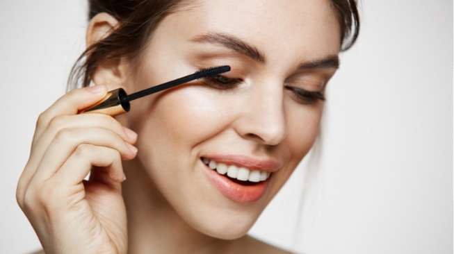 4 Eyelash Serum Mengandung Peptide untuk Bulu Mata Ekstra Lentik dan Lebat