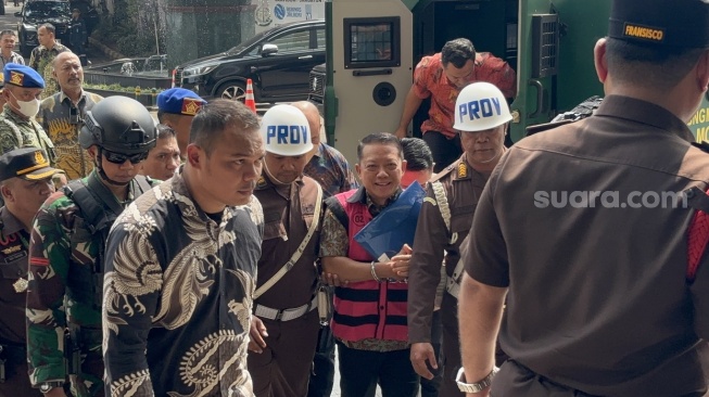 Senyum Tipis Febrie Adriansyah Saat Tiba di Kejagung, Tangan Terborgol dan Pakai Rompi Pink