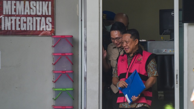 Tersangka yang merupakan mantan Jaksa Agung Muda Tindak Pidana Khusus (Jampidsus) Febrie Adriansyah (kanan) berjalan menuju mobil tahanan di Rutan Cabang KPK, Jakarta, Jumat (7/8/2026). [ANTARA FOTO/Indrianto Eko Suwarso/YU]