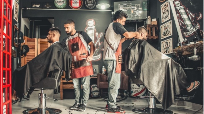 Bebas Ribet! 8 Tren Rambut Keriting Pria untuk Wajah Kotak yang Gampang Ditata