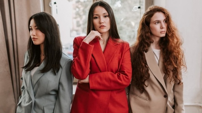 Perempuan Era Digital: Merdeka Memilih atau Masih Terbebani Standar Medsos?