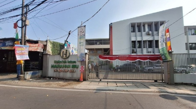 Sekolah Islam Harapan Ibu yang menjadi lokasi temuan 995 pucuk senjata, amunisi, aksesori senjata, alat pembuat peluru, VCD porno serta barang yang diduga narkotika jenis sabu dan ganja, Jakarta, Jumat (7/8/2026). ANTARA/Luthfia Miranda Putri.