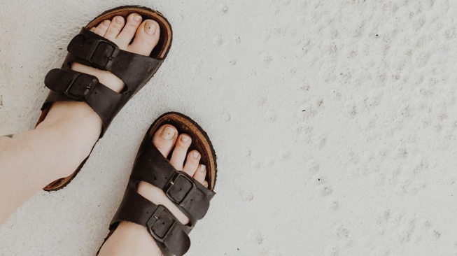 Di Mana Tempat Beli Sandal Kulit Asli Kualitas Terbaik Online? Ini Rekomendasinya