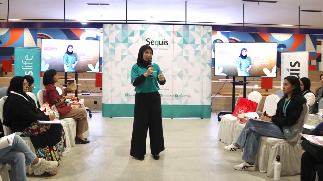 Regional Training Manager Sequis Life  Atiek Suhartatiek, menyampaikan materi Financial Check-Up for You and Your Family dalam Sequis SHEPRENEUR Learning Series. [handout]