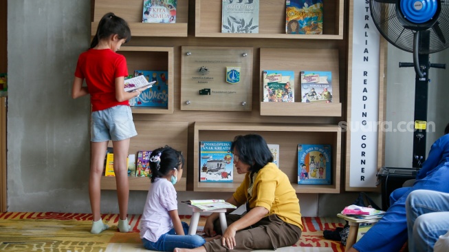 Pengunjung memilih buku yang akan dibaca di Perpustakaan Taman Ismail Marzuki, Jakarta, Jumat (7/8/2026). [Suara.com/Alfian Winanto]
