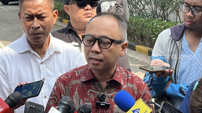 Kuasa hukum Yayasan Sekolah Islam Harapan Ibu, Hermawanto. (Suara.com/Juan)