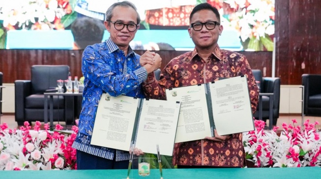 Penandatanganan MoU oleh Direktur Utama BPJS Ketenagakerjaan Saiful Hidayat dan Rektor Universitas Andalas Efa Yonnedi. (Dok: BPJS TK)