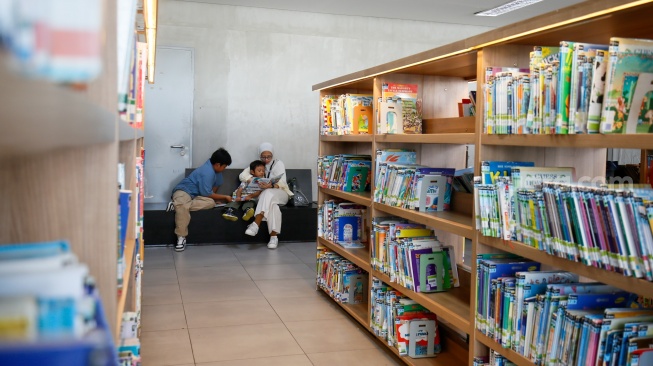 Pengunjung memilih buku yang akan dibaca di Perpustakaan Taman Ismail Marzuki, Jakarta, Jumat (7/8/2026). [Suara.com/Alfian Winanto]
