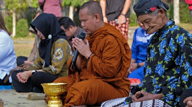 Biksu memimpin ritual selamatan saat memulai pemugaran Candi Mendut di Mendut, Mungkid, Magelang, Jawa Tengah, Jumat (7/8/2026). [ANTARA FOTO/Anis Efizudin/foc]