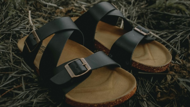 Ilustrasi sandal kulit. [Unsplash/KIKI]
