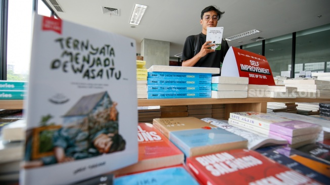 Pengunjung memilih buku yang akan dibaca di Perpustakaan Taman Ismail Marzuki, Jakarta, Jumat (7/8/2026). [Suara.com/Alfian Winanto]
