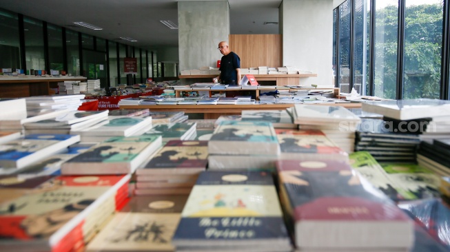 Pengunjung memilih buku yang akan dibaca di Perpustakaan Taman Ismail Marzuki, Jakarta, Jumat (7/8/2026). [Suara.com/Alfian Winanto]
