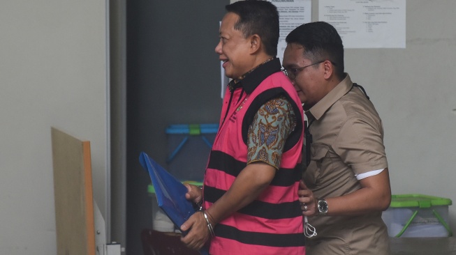 Tersangka yang merupakan mantan Jaksa Agung Muda Tindak Pidana Khusus (Jampidsus) Febrie Adriansyah (kiri) berjalan menuju mobil tahanan di Rutan Cabang KPK, Jakarta, Jumat (7/8/2026). [ANTARA FOTO/Indrianto Eko Suwarso/YU]