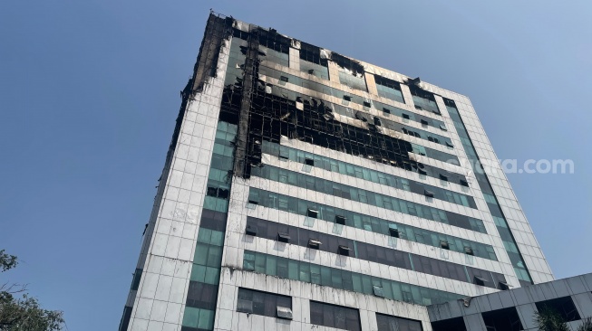 Kondisi Gedung Badan Pendapatan Daerah atau Bapenda DKI Jakarta di Jalan Abdul Muis No 66, Petojo Selatan, Gambir, Jakarta Pusat, Jumat (7/8/2026) pasca terbakar. (Suara.com/Bagaskara)