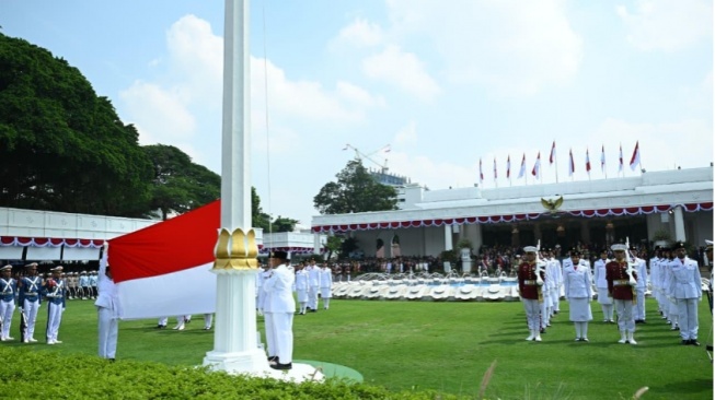 Ironi di Lapangan Upacara: Pejabat Duduk Nyaman, Peserta Berdiri Kepanasan