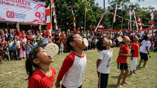8 Aturan Lomba Makan Kerupuk 17 Agustus yang Aman dan Seru untuk Anak-anak