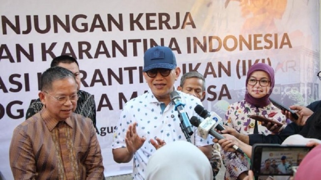 Kepala Badan Karantina Indonesia, Abdul Kadir Karding melihat proses produksi udang di PT BOMAR Makassar [SuaraSulsel.id/Lorensia Clara]