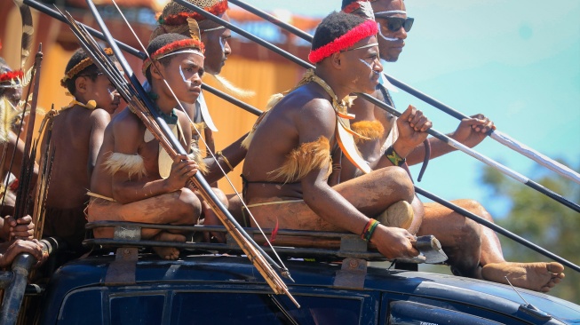 Sejumlah warga menumpang di atas salah satu mobil untuk hadir dalam pembukaan Festival Budaya Lembah Baliem (FBLB) ke-34 di Kabupaten Jayawijaya, Papua Pegunungan, Jumat (7/8/2026). [ANTARA FOTO/Yudhi Efendi/app]
