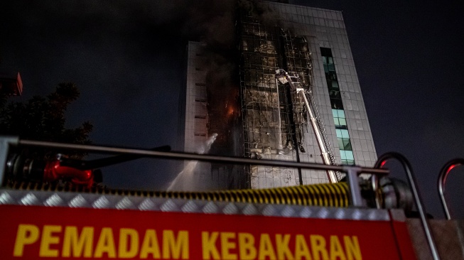 Pertugas Dinas Penanggulangan Kebakaran dan Penyelamatan (Gulkarmat) Jakarta berupaya memadamkan kobaran api yang membakar Gedung Badan Pendapatan Daerah (Bapenda) DKI Jakarta di Jalan Abdul Muis, Jakarta, Jumat (7/8/2026). [ANTARA FOTO/Rakha Raditya Yahya/hma]