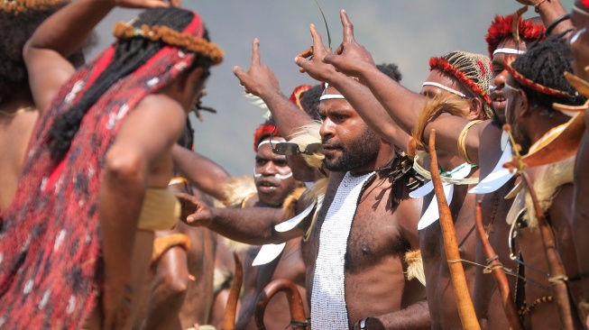 Sejumlah warga menari dalam pembukaan Festival Budaya Lembah Baliem (FBLB) ke-34 di Kabupaten Jayawijaya, Papua Pegunungan, Jumat (7/8/2026). [ANTARA FOTO/Yudhi Efendi/app]