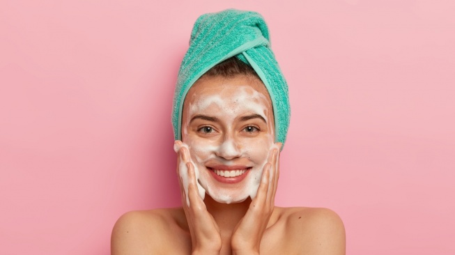 9 Facial Wash untuk Wanita Usia 30 Tahun ke Atas untuk Cegah Tanda Penuaan