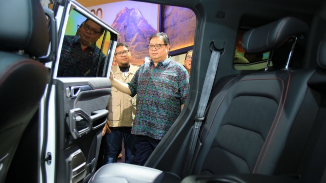 Menko Airlangga saat melihat langsung Jetour T2 di GIIAS 2026. (Foto: Jetour)