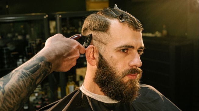 Punya Wajah Oval? Coba 10 Model Rambut Pria Ini Agar Penampilan Makin Rapi dan Menarik